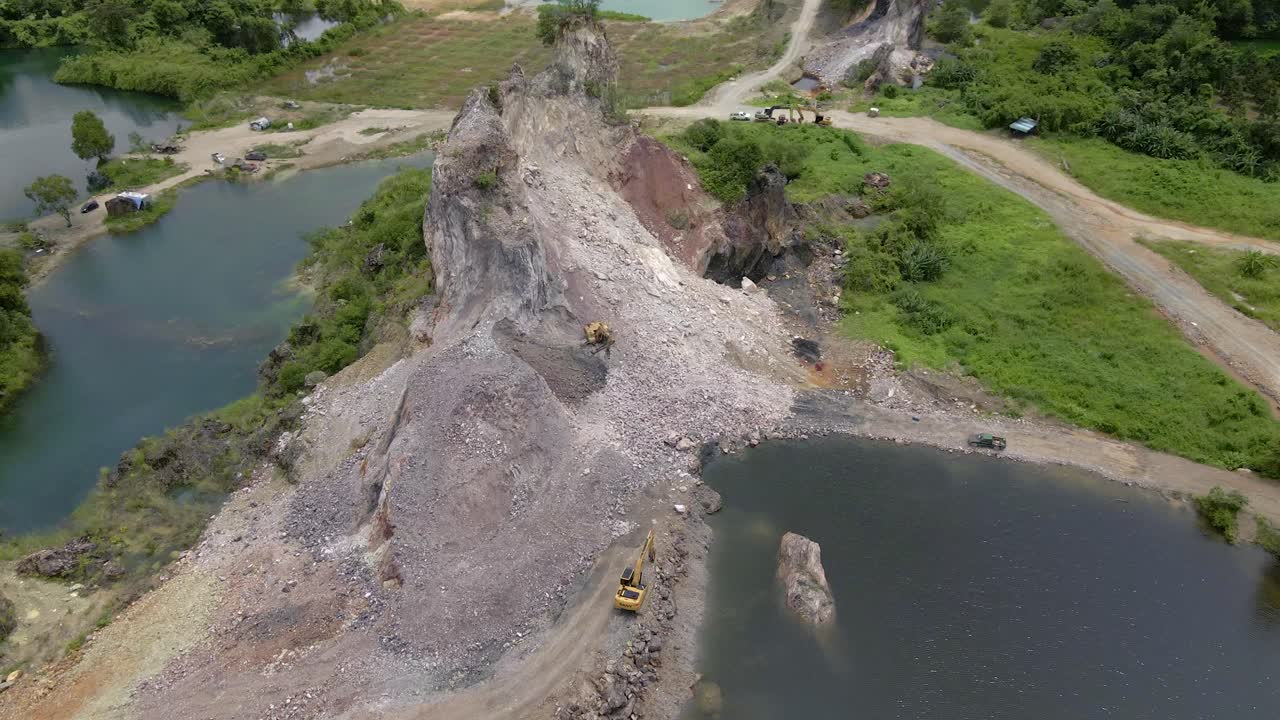 vista del bosque alrededor de la cantera de piedra en medio de la naturaleza en tailandia