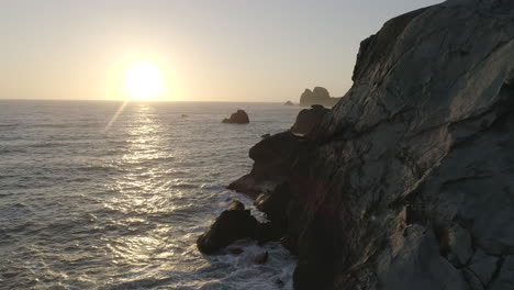 drone volando hacia la puesta de sol en el océano pacífico