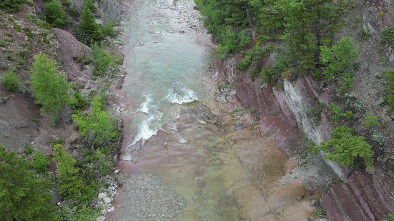 río en el bosque en un día nublado con montañas en la distancia - imágenes aéreas de drones 4k