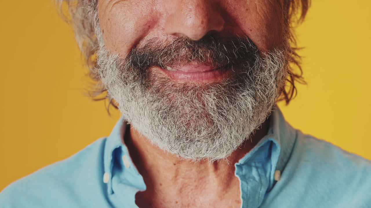 Close-up de Homem Maduro com Barba Sorrindo