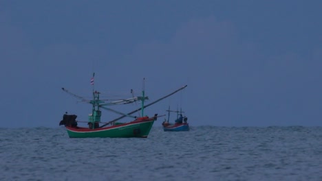 Los-Barcos-De-Pesca-En-Tailandia-Esperan-En-Medio-Del-Océano-A-Que-Oscurezca-Para-Poder-Encender-Sus-Luces-Verdes-Y-Comenzar-A-Pescar-Y-Pescar-Camarones