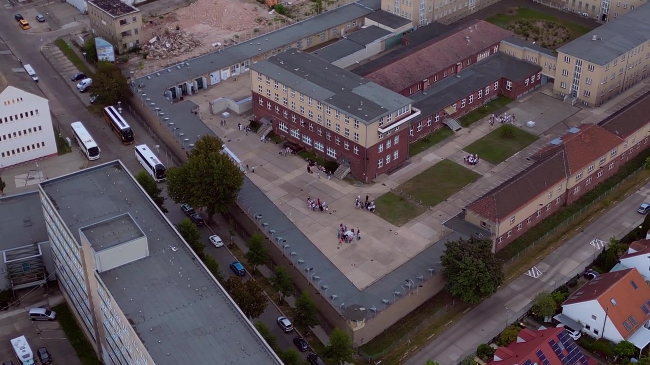 Minnesmärket Berlin Hohenschönhausen, ett före detta Stasi-fängelse som representerar politisk förföljelse och kommunistisk diktatur. Magisk panoramavy tagen med drönare uppifrån