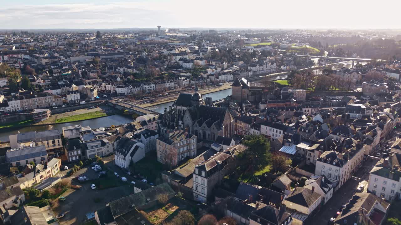 Historisk bymidte og Basilikaen Notre-Dame-des-Miracles ved floden Mayenne i Mayenne, Frankrig. Luftdrone fremad.