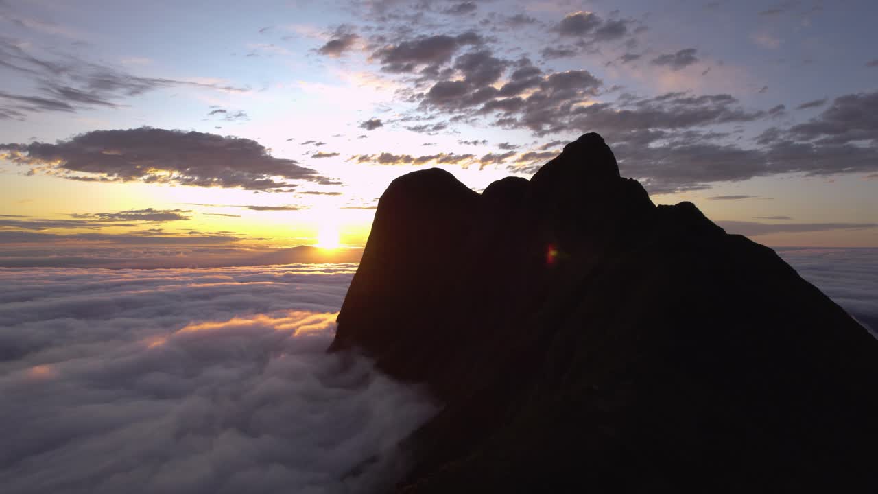 Montagne sopra le nuvole all'alba