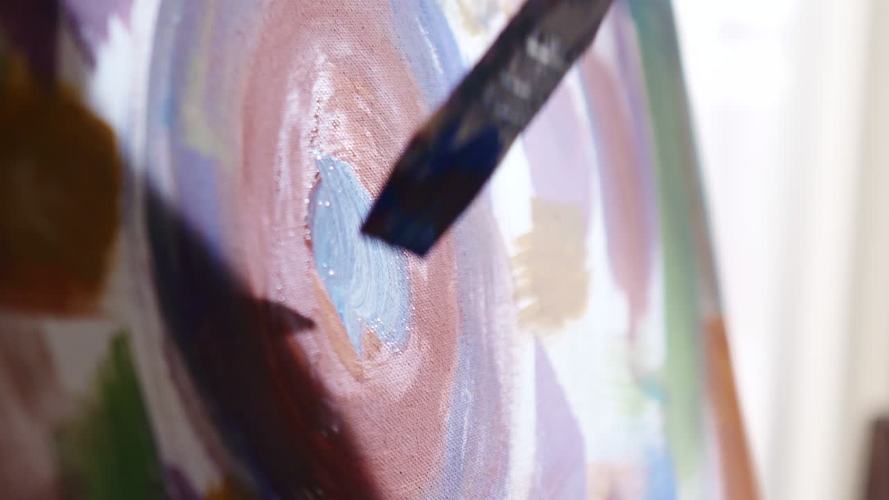 다채로운 그림이 예술가에 의해 만들어지고 있습니다.