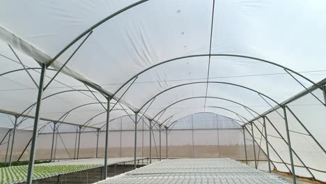 imágenes aéreas de una granja de invernadero y campos agrícolas