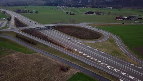 Überblick-über-Das-Von-Grünen-Wiesen-Umgebene-Autobahnkreuz