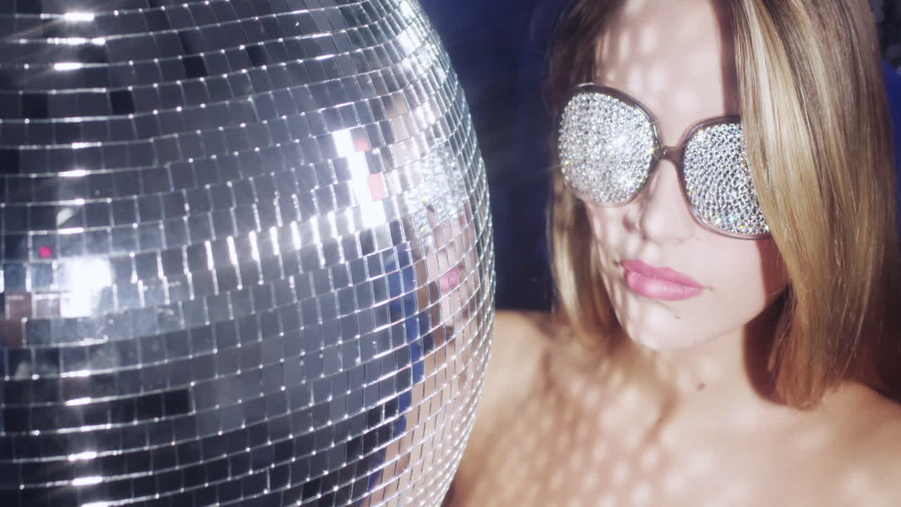 여성 실버 선글라스 4k 00