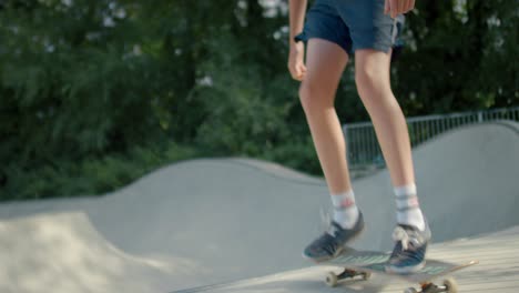 patinador saltando del tazón en el skatepark