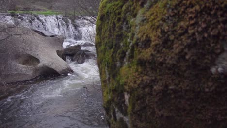 Kamerabewegung-Zeigt-Einen-Wasserfall