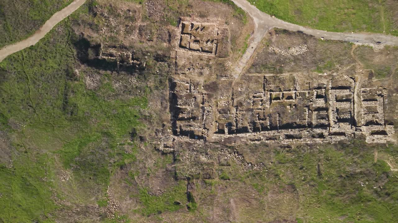 Ruinas del Parque Nacional Tel Gezer vistas desde el aire, centrándonos en el diseño estratégico de la puerta principal y la torre antigua más grande del mundo