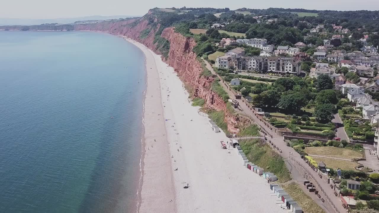 쥬라기 해안을 따라 붉은 사암 절벽을 향해 날아가는 공중 정적 작물