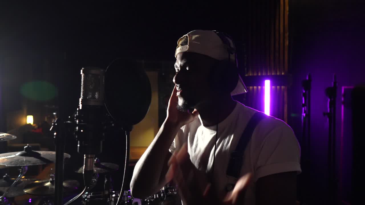 hombre grabando música en el estudio