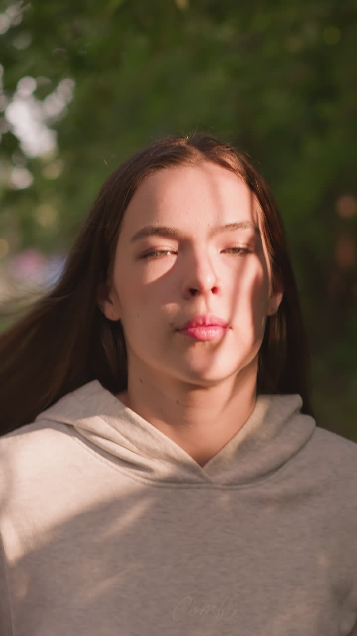 은 머리 여자 달리기 선수는 도시 공원에서 경쟁을 준비합니다. 자연에서 마라톤 달리기 전에 내구성을 증가시키기 위해 집중된 레이디 기차.