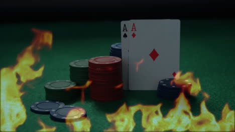 fichas de póquer y cartas en una mesa de póquer con fuego ardiendo