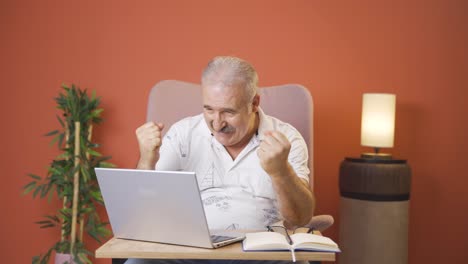 Der-Alte-Mann-Schaut-Auf-Den-Laptop-Und-Freut-Sich.