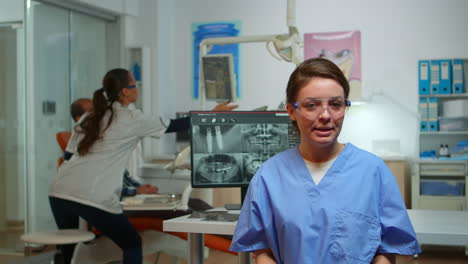 asistente dental explicando a los pacientes la importancia de la higiene bucal