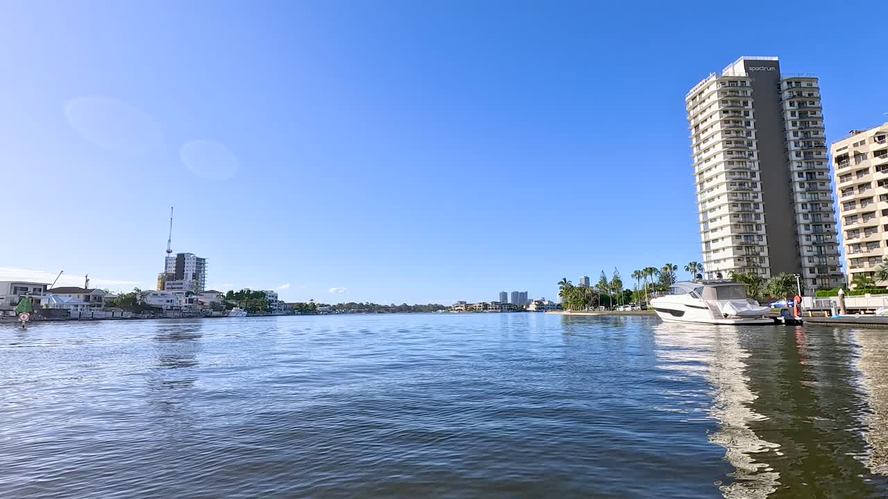 골드 코스트 수로를 가로질러 경치 좋은 보트 타기