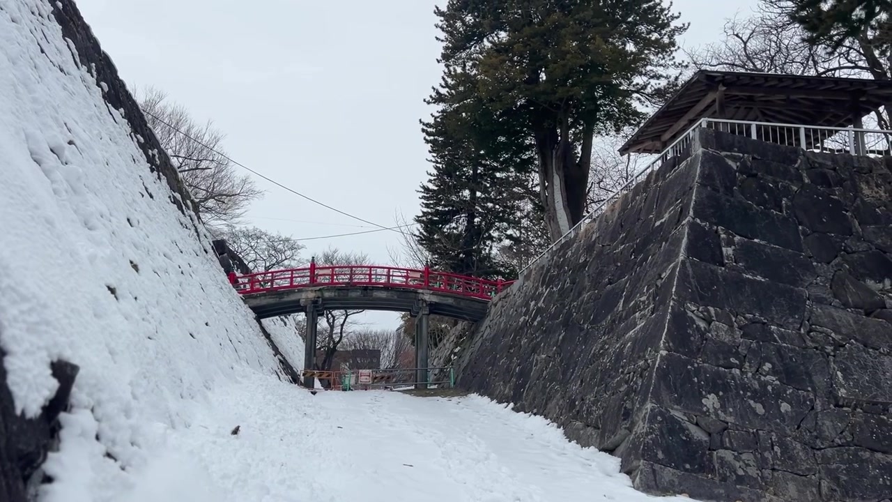 Ponte da Cruz Vermelha Japonesa nas ruínas do castelo cobertas de neve no parque de Morioka