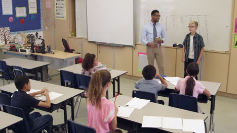 Colegial-Respondiendo-Una-Pregunta-Frente-A-La-Clase,-Filmado-En-R3d