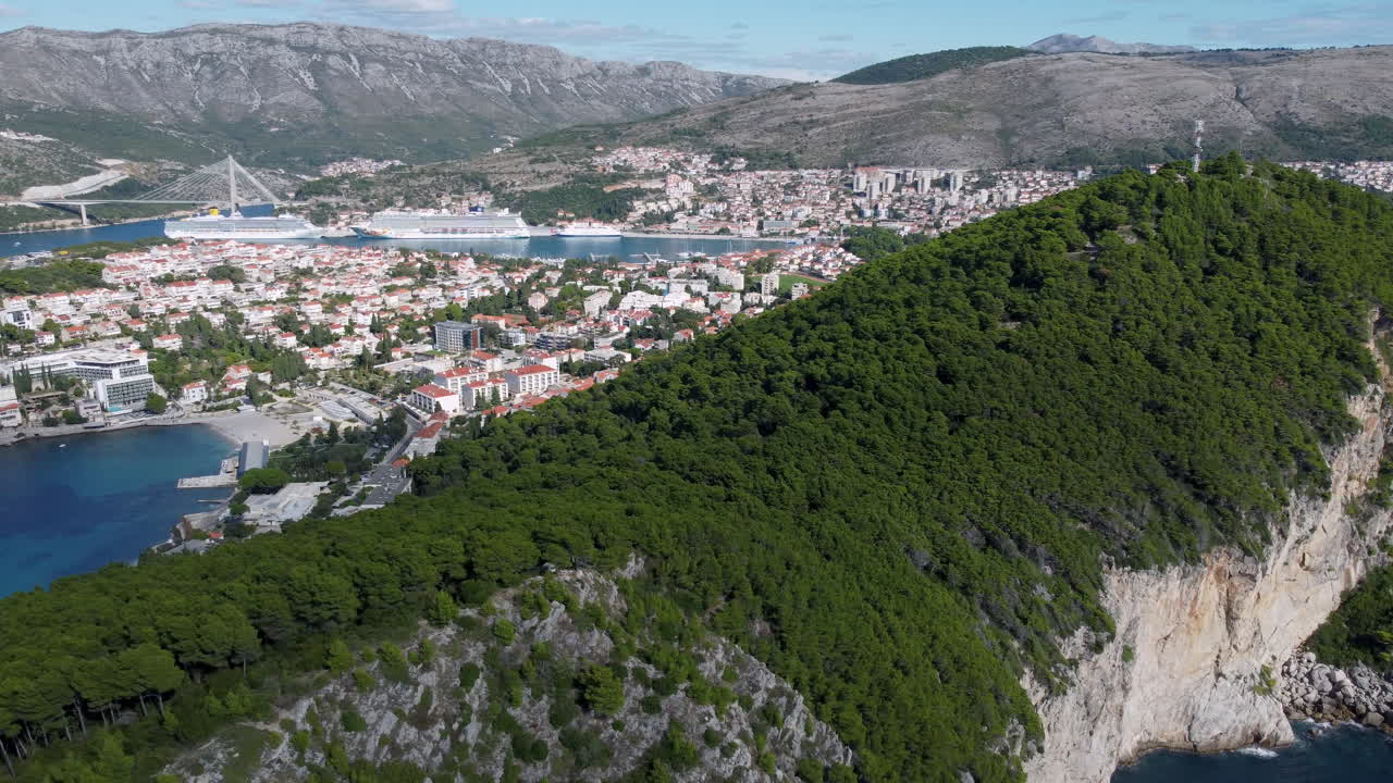 Volo intorno al Parco Forestale Velika e Mala Petka con Lapad sullo sfondo vicino a Dubrovnik in Co
