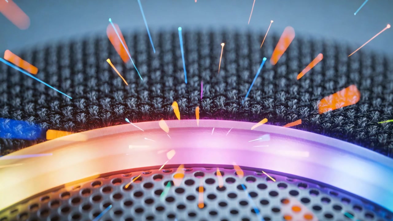 Anello LED pulsante, altoparlante che emette strisce di colore in studio per una demo di prodotto, mostrando un top in maglia.