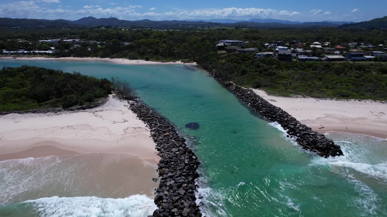 Mooball Creek-munding med spottede maddingbolde nær Pottsville Strand i NSW, Australien. Luftfoto med tilbagetrækning
