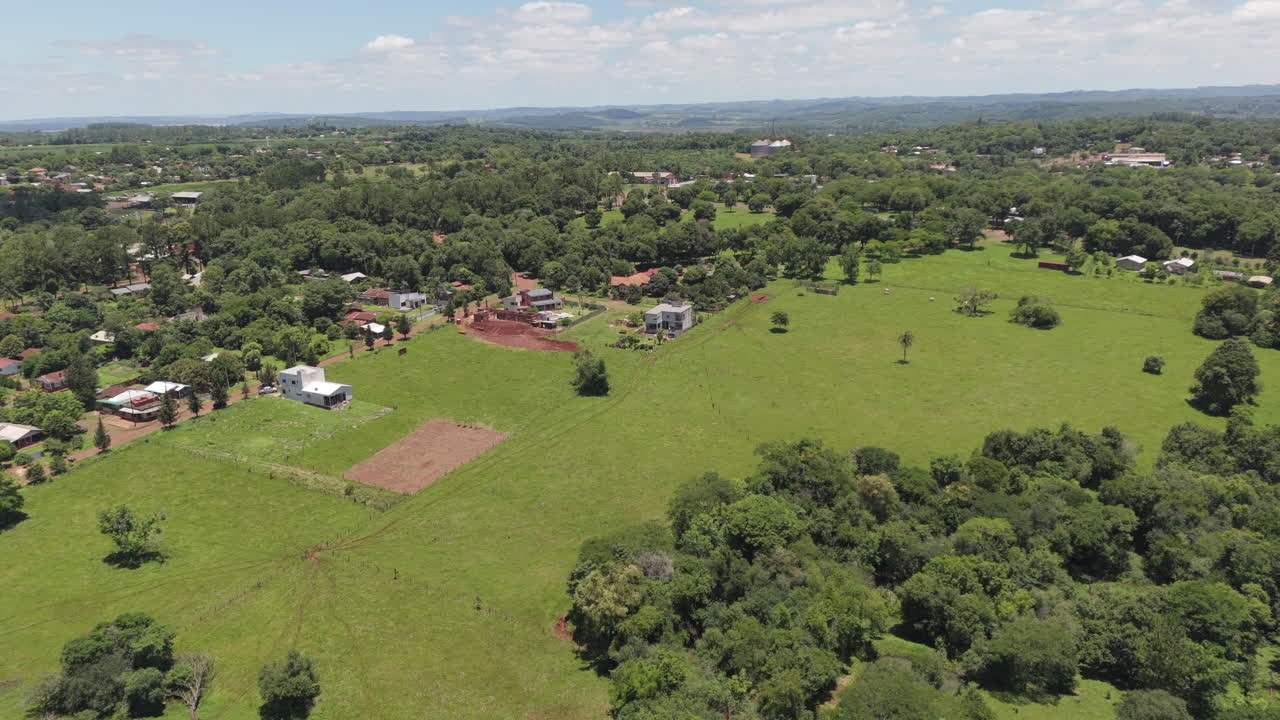 área rural de hohenau, itapúa, paraguay, visto desde arriba por un dron.