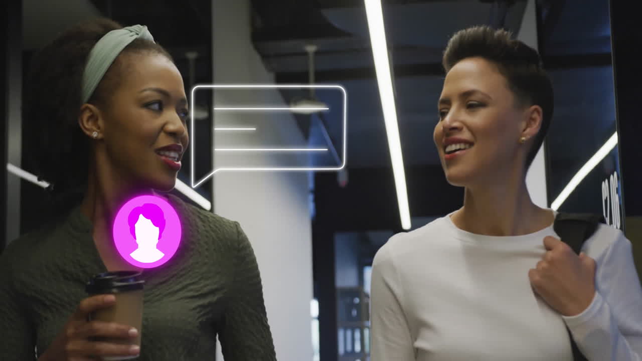 caminando y hablando, dos mujeres con animación de burbuja de chat sobre ellos