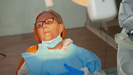 mujer con máscara cuidando la salud dental durante la covid-19