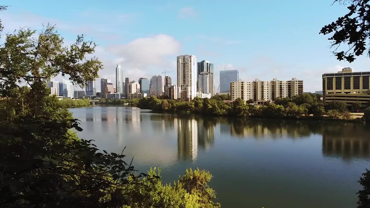 Vista aérea cinematográfica de Austin, Texas, EUA. Horizonte do centro da cidade e orla do Rio Colorado