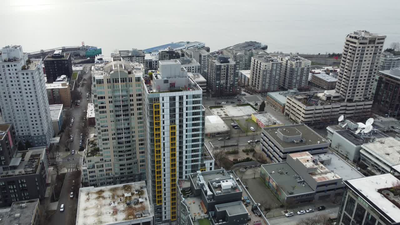 Seattle, Washington, EUA: Bairro Belltown e orla marítima, edifícios e ruas, imagem de drone.
