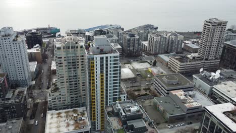 Seattle,-Washington,-Estados-Unidos-De-América,-Belltown,-Barrio-Y-Frente-A-La-Bahía,-Edificios-Y-Calles,-Tiro-Con-Drones