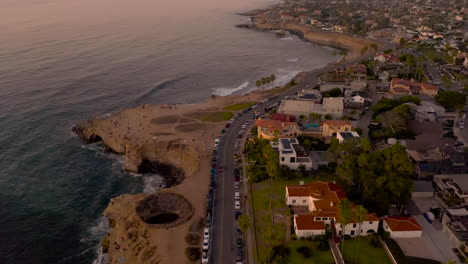 volando sobre la cueva marina de techo abierto en el parque natural de los acantilados de la puesta del sol en point loma, san diego, california