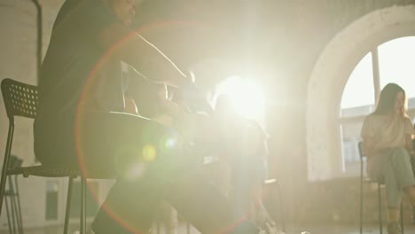 fotografía de primer plano: un médico de raza negra con un uniforme médico azul demuestra la técnica de respiración artificial de un niño usando el ejemplo de un maniquí infantil contra el fondo de los brillantes rayos del sol para las personas que estudian.