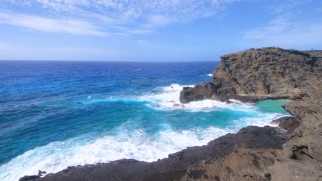 Olas-Azules-Del-Océano-Pacífico-Golpeando-Las-Rocas-Volcánicas-De-La-Costa-En-La-Isla-Hawaiana-De-Oahu