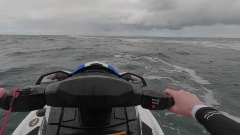 POV-Aufnahme-Eines-Jetski-Fahrers,-Der-über-Die-Unruhigen-Wellen-Vor-Der-Küste-Von-Newquay-Rast