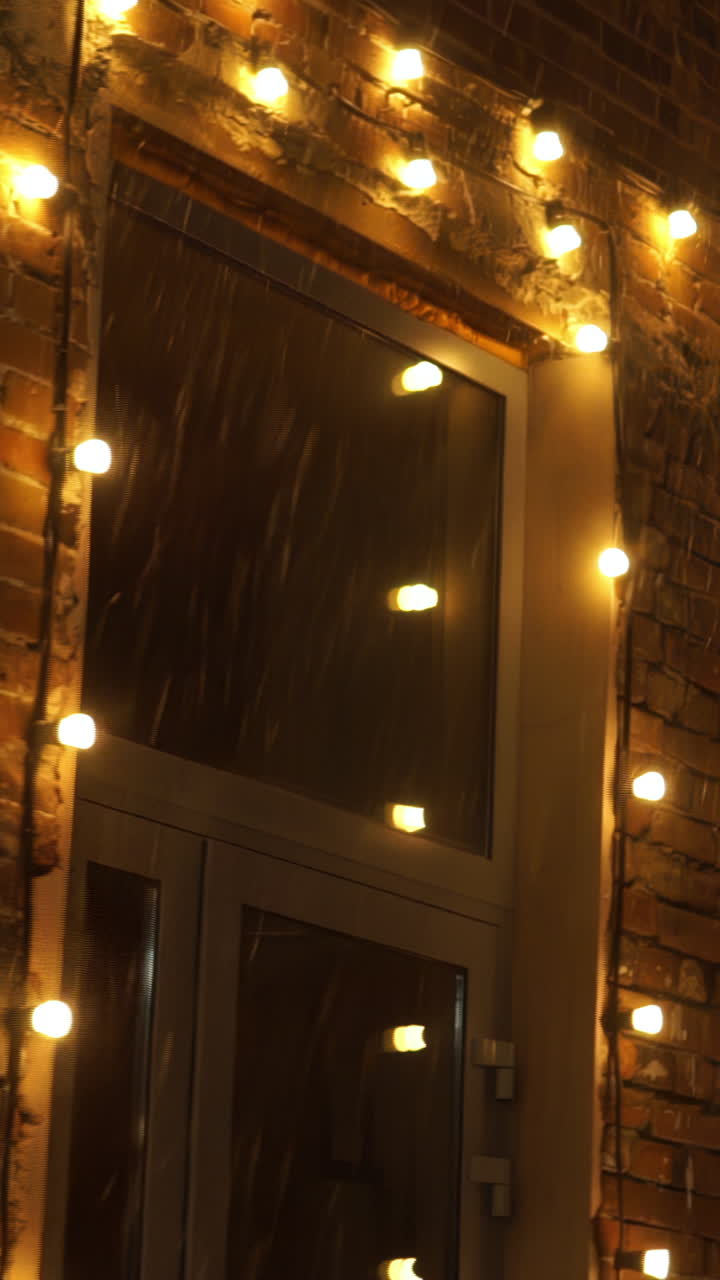 luces de Navidad en una pared de ladrillo