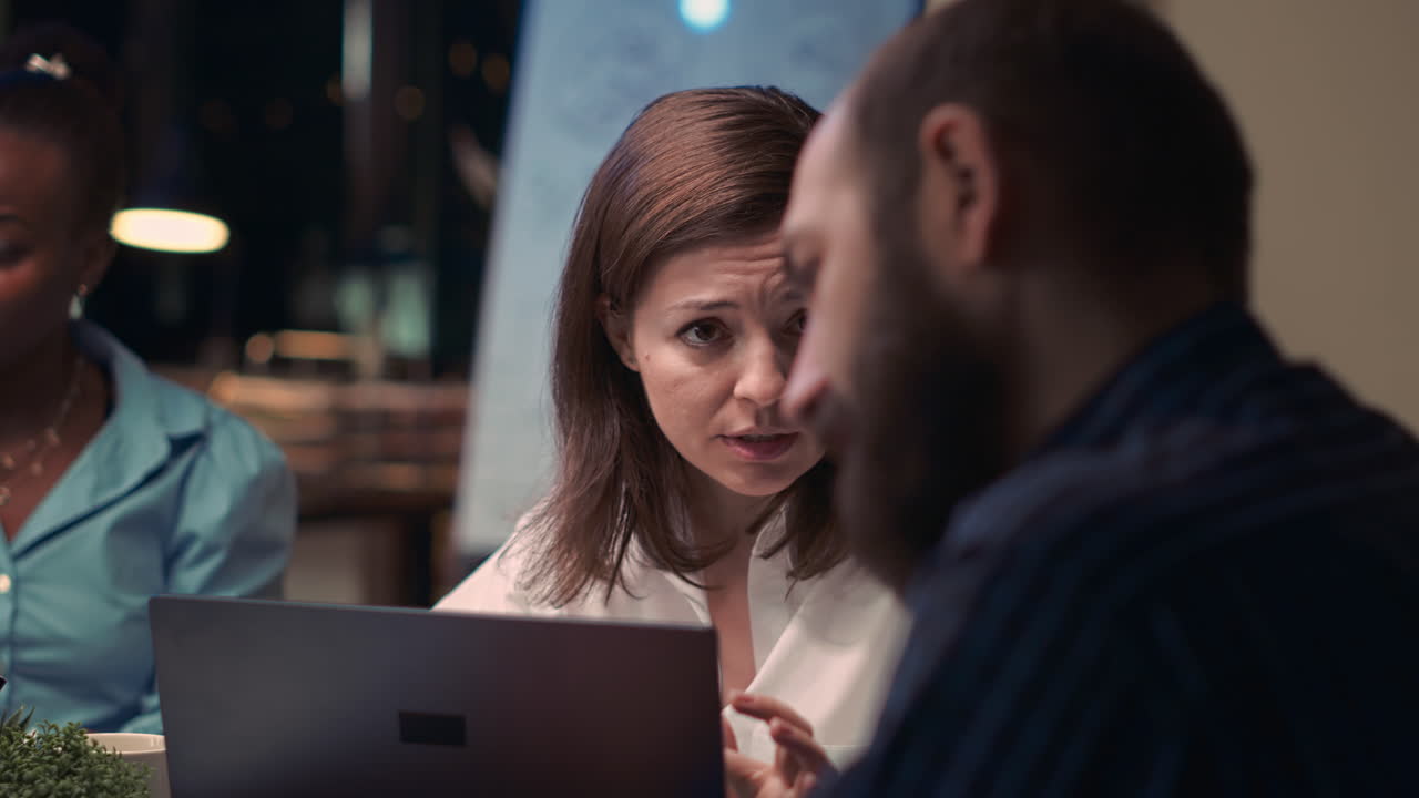 Woman talking with employee in business meeting, smiling portrait