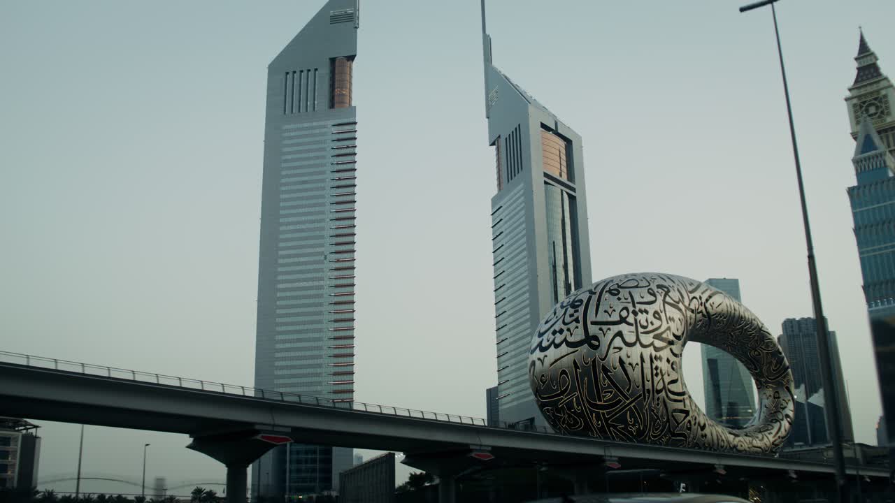 paisaje urbano de dubai con arquitectura y arte modernos