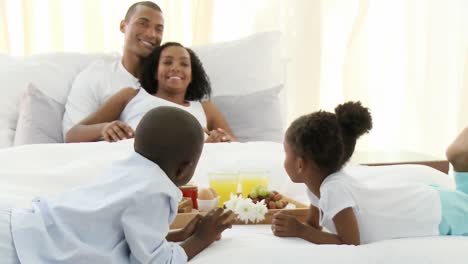 Afroamerikanische-Familie-Frühstückt-Im-Schlafzimmer