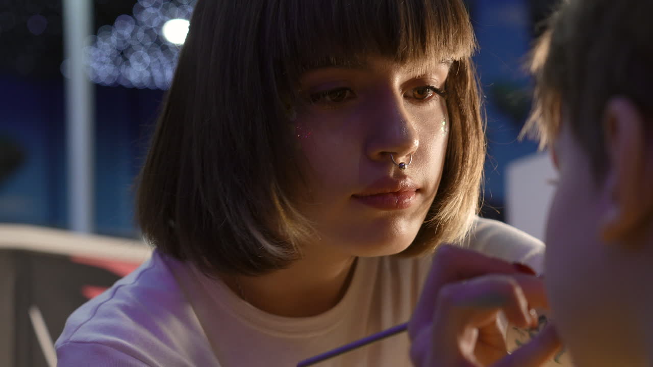 작업 중인 얼굴 페인팅 아티스트