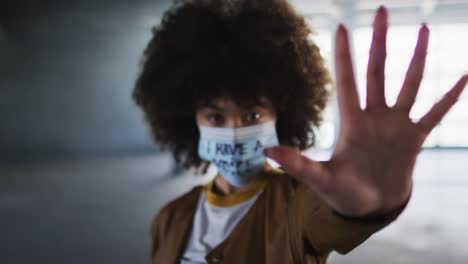 Porträt-Einer-Afroamerikanischen-Frau-Mit-Protest-Gesichtsmaske-In-Einem-Leeren-Parkhaus