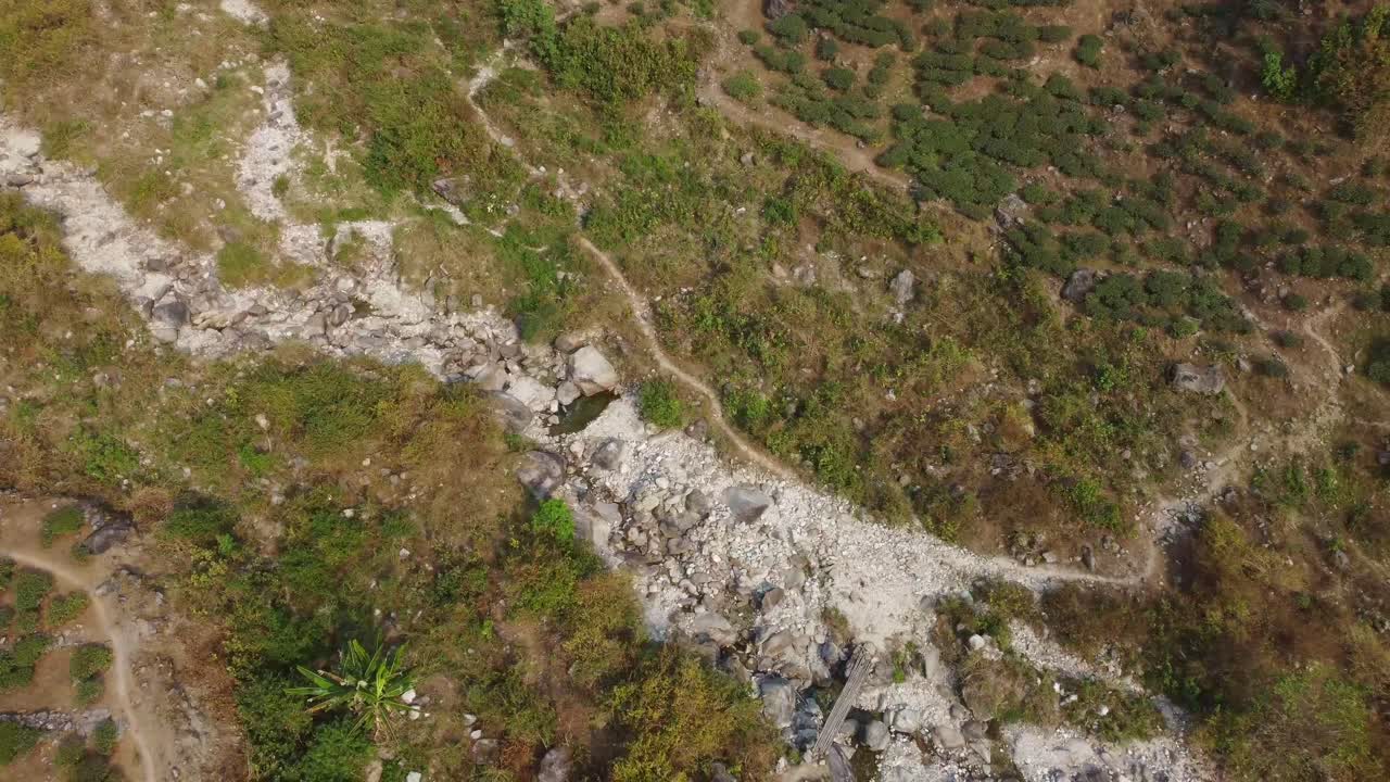 los ríos de montaña generalmente están secos y no tienen agua en los inviernos, y durante los monzones traen mucha grava de las montañas