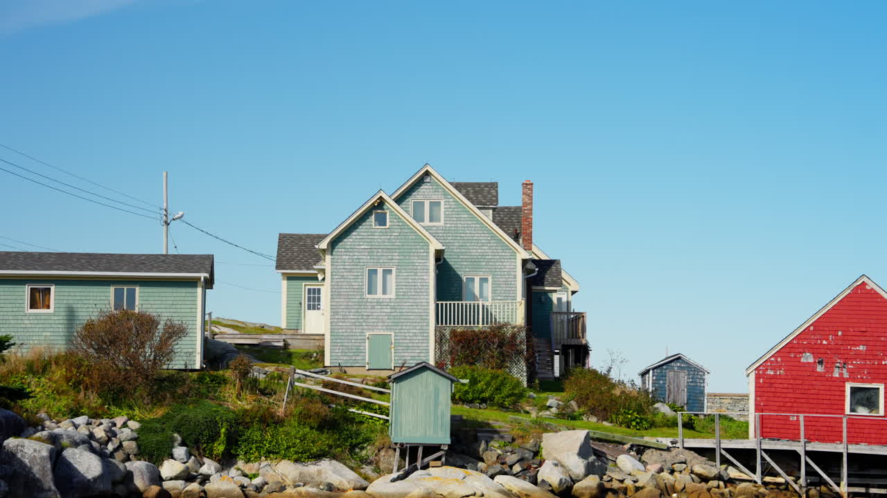 Peggy's Cove i Nova Scotia, Canada. Charmerende fiskerby med et ikonisk fyrtårn. Barske granitklipper, farverige huse og betagende udsigt over Atlanten. Fred, historie og naturskønhed