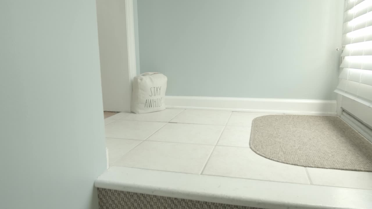 잠시 머물다라는 도어 스토퍼가 있는 해변 위치의 신부 스위트룸 착륙 장면을 설정합니다.