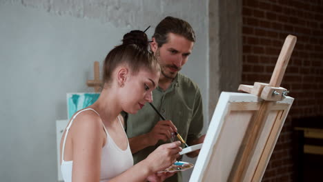 personas pintando en el interior