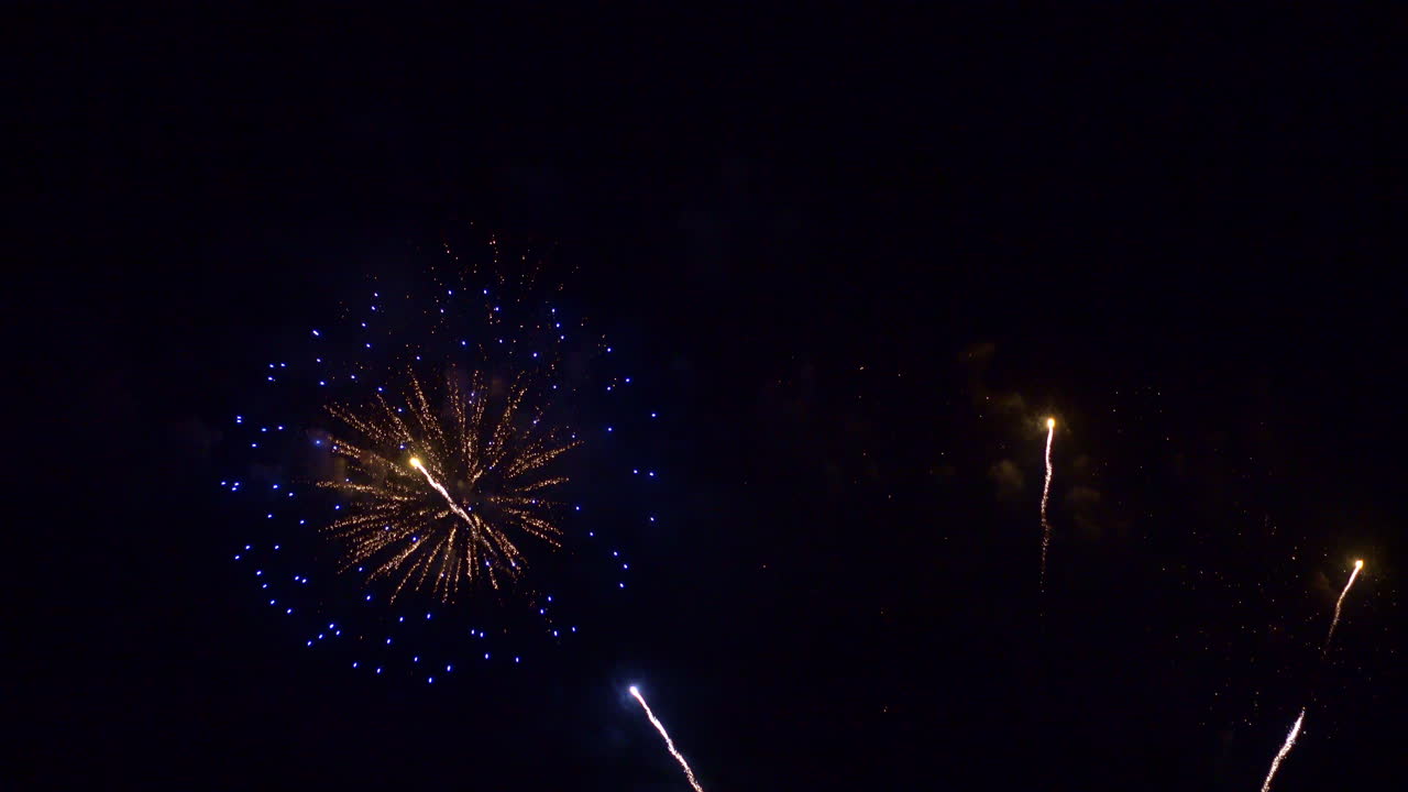 hermosos fuegos artificiales coloridos abstractos explotan en el cielo por la noche un símbolo de celebración en el aniversario de año nuevo para el fondo