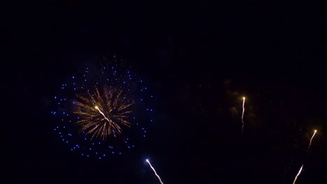 hermosos fuegos artificiales coloridos abstractos explotan en el cielo por la noche un símbolo de celebración en el aniversario de año nuevo para el fondo