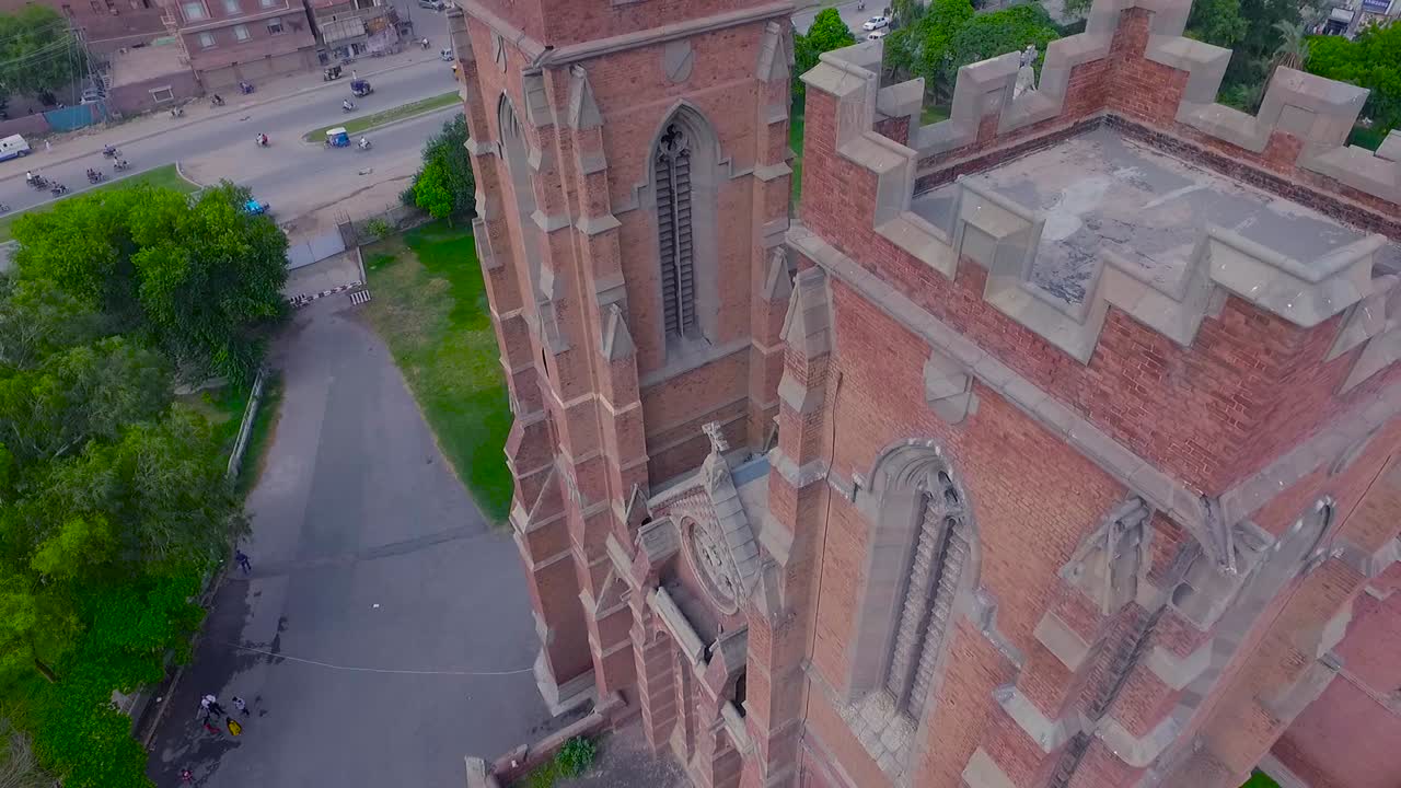 una vista aérea del lado del edificio de la iglesia, una cruz en el edificio de la iglesia, el tráfico se mueve en el otro lado de la calle de la iglesia